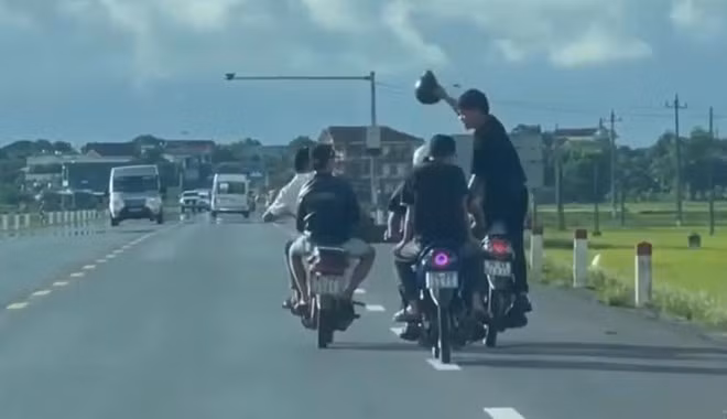 6 thanh thiếu niên điều khiển môtô lạng lách, ẩu đả trên Quốc lộ 1A. Ảnh: Cắt từ clip