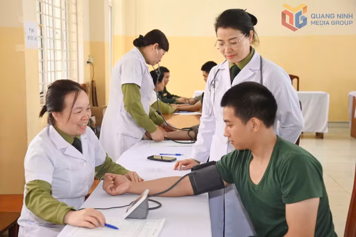 Lực lượng quân y Bộ CHQS tỉnh khám sức khỏe cho tân binh nhập ngũ 2025.