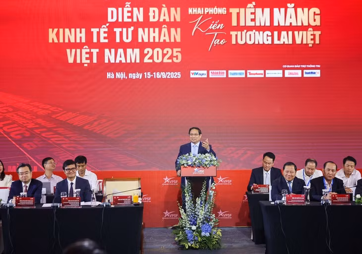 Đánh giá cao chủ đề của Diễn đàn, Thủ tướng biểu dương những tiếng nói xác thực, thể hiện tâm huyết, trí tuệ, trách nhiệm cao đối với đất nước, dân tộc - Ảnh: VGP/Nhật Bắc