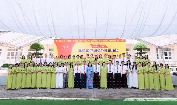 Các đại biểu chụp ảnh lưu niệm tại Đại hội Đảng bộ Trường THPT Hải Đảo lần thứ III, nhiệm kỳ 2025 – 2030.