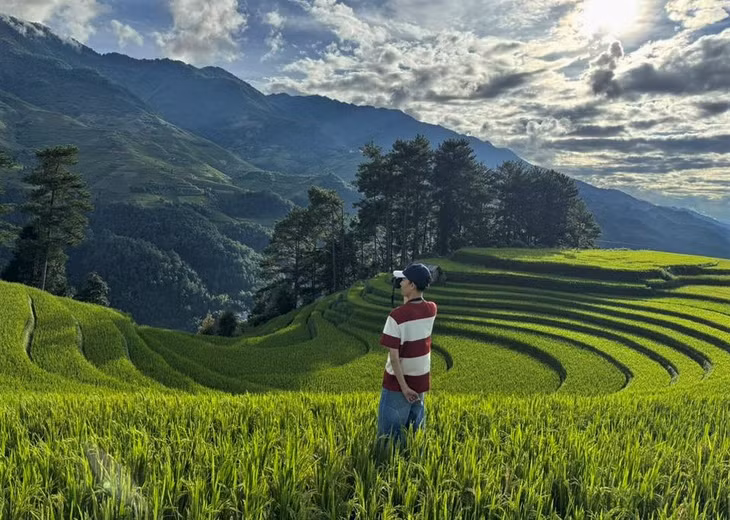 Vừa làm văn phòng vừa yêu nhiếp ảnh, Phan Thành Đạt (26 tuổi) từ TP HCM ra Hà Nội đầu tháng 9 để “săn mùa lúa chín” ở Mù Cang Chải. Đã từng đến một số điểm du lịch Tây Bắc khác như Mộc Châu, Tà Xùa... nhưng đây là lần đầu Đạt đi đúng dịp mùa thu cũng là mùa lúa chín trên các thửa ruộng bậc thang.