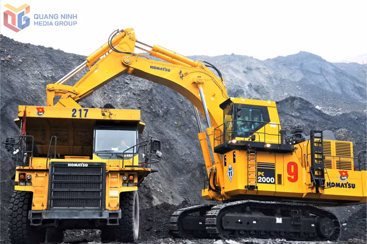 Tổ xe máy thanh niên quản lý thi đua lao động sản xuất tại Công ty CP Than Hà Tu.