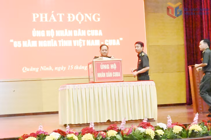 Cán bộ Ban Chỉ huy BĐBP Quảng Ninh ủng hộ nhân dân Cuba.