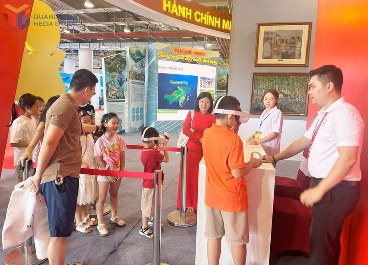 Trẻ em thích thú trải nghiệm tham quan các điểm du lịch trên địa bàn tỉnh.