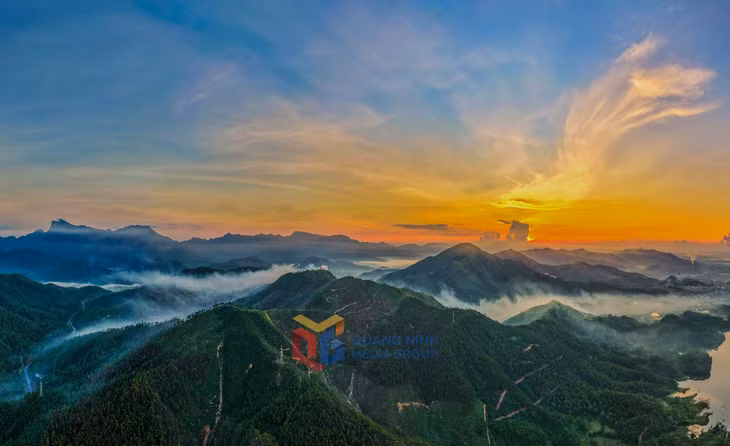 Hoàng hôn buông xuống, mây trời ôm lấy dãy núi Yên Tử, vẽ nên bức tranh huyền ảo.