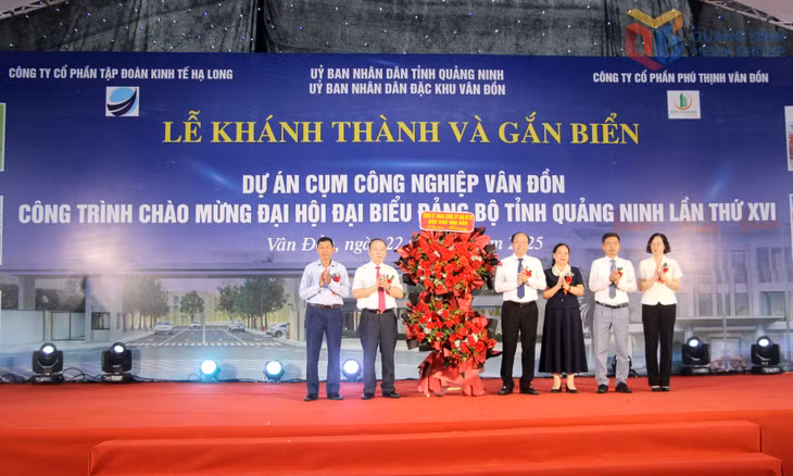 Lãnh đạo đặc khu Vân Đồn tặng hoa chúc mừng.