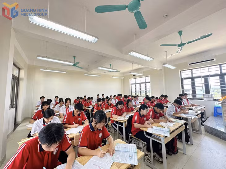 Lớp học khang trang của Trường THCS Quảng Hà.