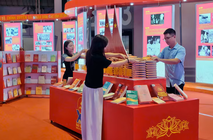 Cán bộ, nhân viên Sở Văn hóa, Thể thao và Du lịch tỉnh sắp xếp không gian trưng bày, giới thiệu sách, báo, tài liệu; triển lãm ảnh tư liệu và tranh cổ động chào mừng Đại hội đại biểu Đảng bộ tỉnh Quảng Ninh lần thứ XVI, nhiệm kỳ 2025-2030, tại Cung Quy hoạch, Hội chợ và Triển lãm tỉnh.