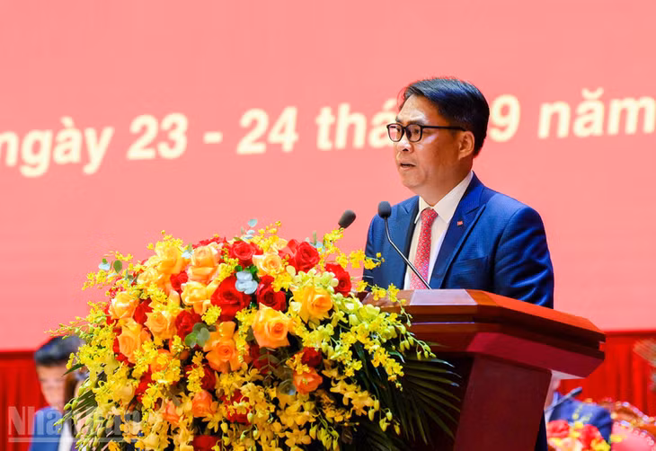 Đồng chí Phan Thăng An, Ủy viên Ban Chấp hành Đảng ủy các cơ quan Đảng Trung ương, Bí thư Đảng ủy, Phó Trưởng Ban Tổ chức Trung ương công bố Quyết định của Bộ Chính trị về chỉ định đại biểu của Đảng bộ các cơ quan Đảng Trung ương dự Đại hội đại biểu toàn quốc lần thứ XIV của Đảng. (Ảnh: THẾ ĐẠI)