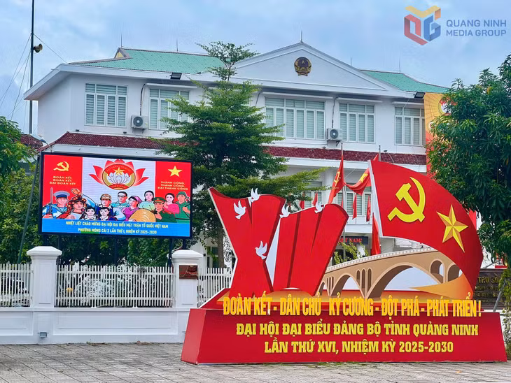 Phường Móng Cái 2 lắp đặt các pano, khẩu hiệu tại các tuyến đường trung tâm của phường để tuyên truyền, cổ động toàn dân hướng về Đại hội. 