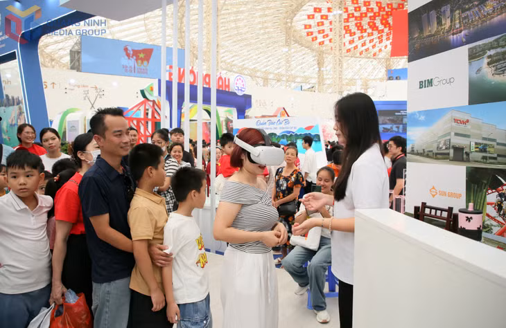 Chị Hà Thị Hân (thứ 2, phải sang), trú tại phường Phúc Lợi, TP Hà Nội, nhưng sinh ra và lớn lên tại Quảng Ninh. Dù đã theo chồng lên Thủ đô lập nghiệp từ 15 năm nay, nhưng chị vẫn luôn nhớ và dành tình yêu cho quê nhà. Đến tham quan triển lãm, được trải nghiệm công nghệ VR360 để chiêm ngưỡng toàn cảnh Vịnh Hạ Long và các danh lam thắng cảnh từ trên cao, chị Hân vô cùng vui mừng.