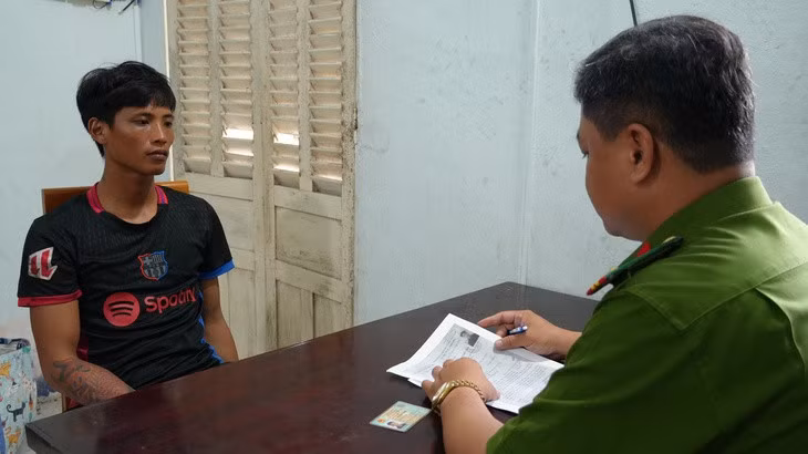 Đối tượng Nguyễn Vũ Linh (23 tuổi, ngụ ấp A, xã Phú Cường, tỉnh Đồng Tháp) tại cơ quan công an - Ảnh: TRỌNG TÍN