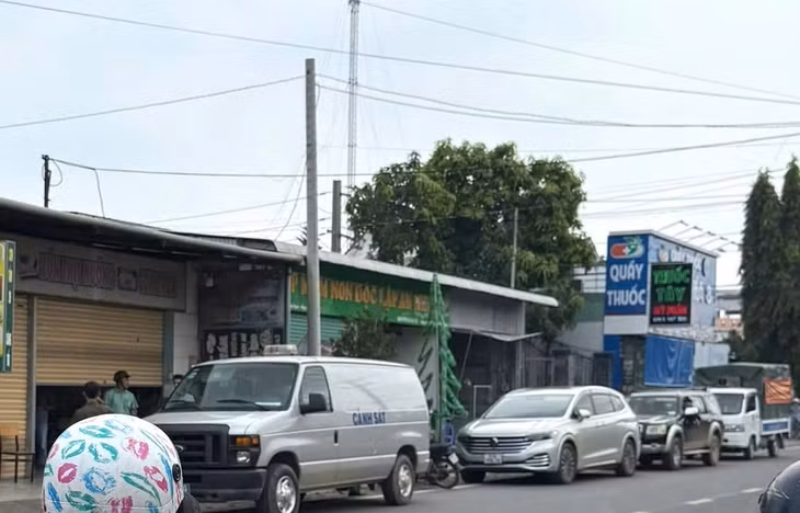 Lực lượng chức năng tiến hành thực nghiệm hiện trường vụ giết người thân bằng chất độc xyanua ở Đồng Nai. Ảnh: HAC