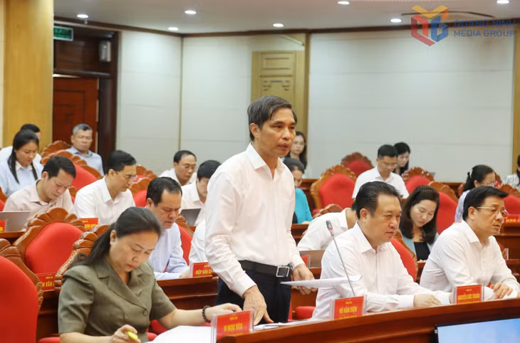 Đồng chí Vũ Văn Diện, Phó Chủ tịch Thường trực HĐND tỉnh, báo cáo tại hội nghị.
