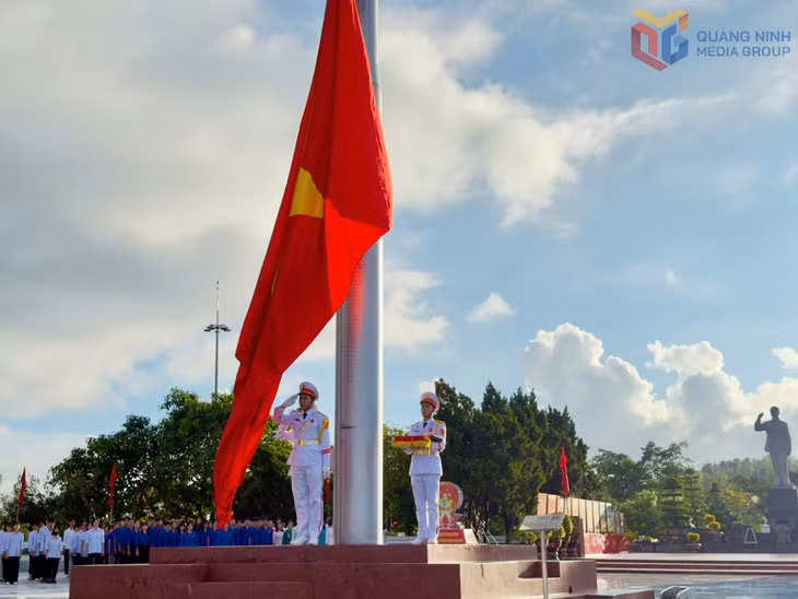 Nghi lễ Thượng cờ Tổ quốc tại Khu Di tích quốc gia đặc biệt Khu lưu niệm Chủ tịch Hồ Chí Minh.