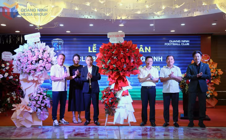 Thay mặt lãnh đạo tỉnh, lãnh đạo Sở VHTT&amp;DL tỉnh tặng lẵng hoa tươi thắm chúc Câu lạc bộ Bóng đá Quảng Ninh ra quân thắng lợi.