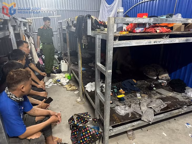 Công an phường Hiệp Hòa phối hợp với Phòng CSĐT tội phạm về ma túy (Công an tỉnh) tiến hành khám xét tại lán trại công nhân.