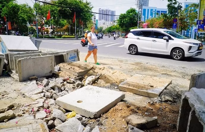 Công trình thi công ngổn ngang tại khu vực vòng xoay ngã bảy Nha Trang - Ảnh: HOÀNG ĐỨC