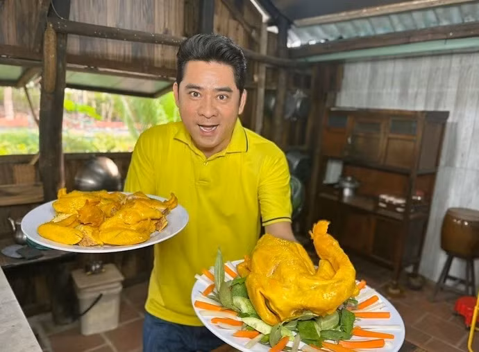Diễn viên Huỳnh Anh Tuấn nấu ăn trên kênh vlog trước khi bị đột quỵ - Ảnh: FBNV