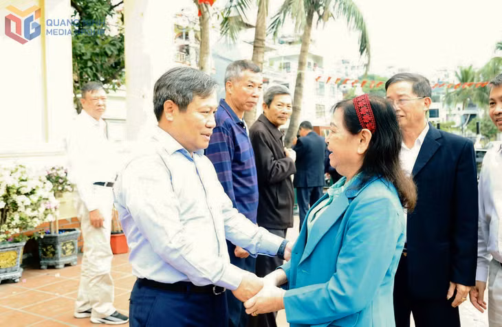 Đồng chí Vũ Đại Thắng, Uỷ viên Trung ương Đảng, Bí thư Tỉnh ủy, Trưởng Đoàn ĐBQH tỉnh trò chuyện với đảng viên Đảng bộ phường Hồng Gai.