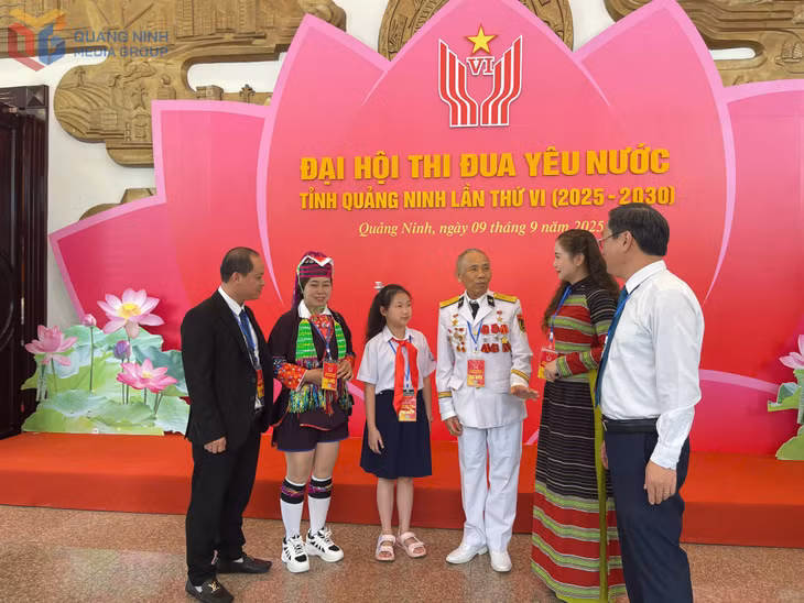 Các đại biểu về trao đổi bên lề Đại hội.