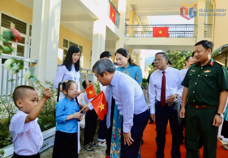 Đồng chí Vũ Đại Thắng, Bí thư Tỉnh ủy trò chuyện với các em học sinh Trường TH&THCS Hải Sơn.