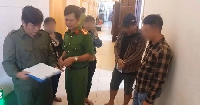 Công an phát hiện 3 thanh niên dương tính ma túy tại quán karaoke T.K ở phường Bến Tre. Ảnh: Công an cung cấp
