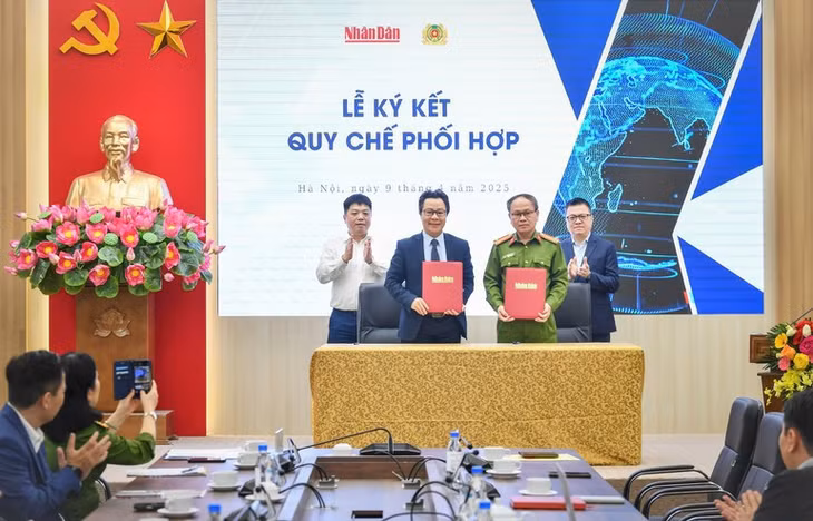 Đại diện Báo Nhân Dân và đại diện Cục Cảnh sát Quản lý hành chính về trật tự xã hội (C06), Bộ Công an ký kết hợp tác.