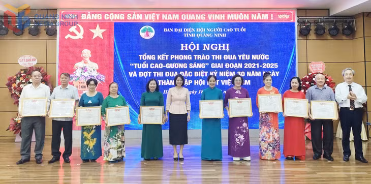 Ban Đại diện Hội NCT tỉnh biểu dương, trao Bằng khen của Trung ương Hội NCT Việt Nam cho các tập thể và cá nhân có thành tích xuất sắc trong phong trào thi đua “Tuổi cao - Gương sáng” giai đoạn 2021- 2025.