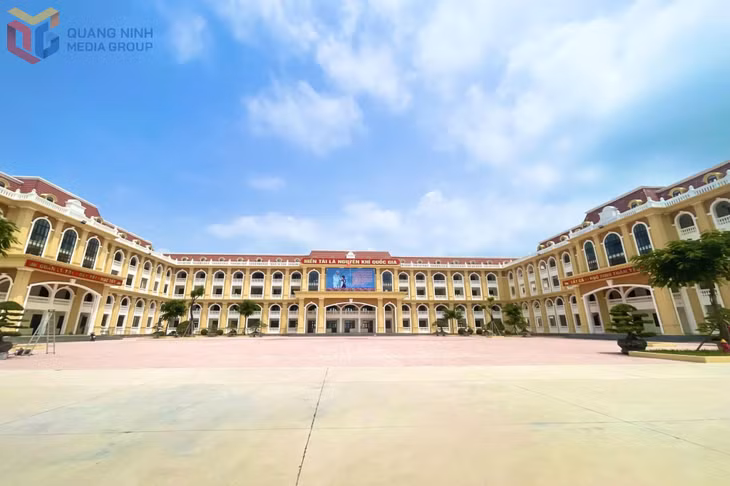 Trường THCS Quảng Hà khang trang, hiện đại. Ảnh: Hữu Việt