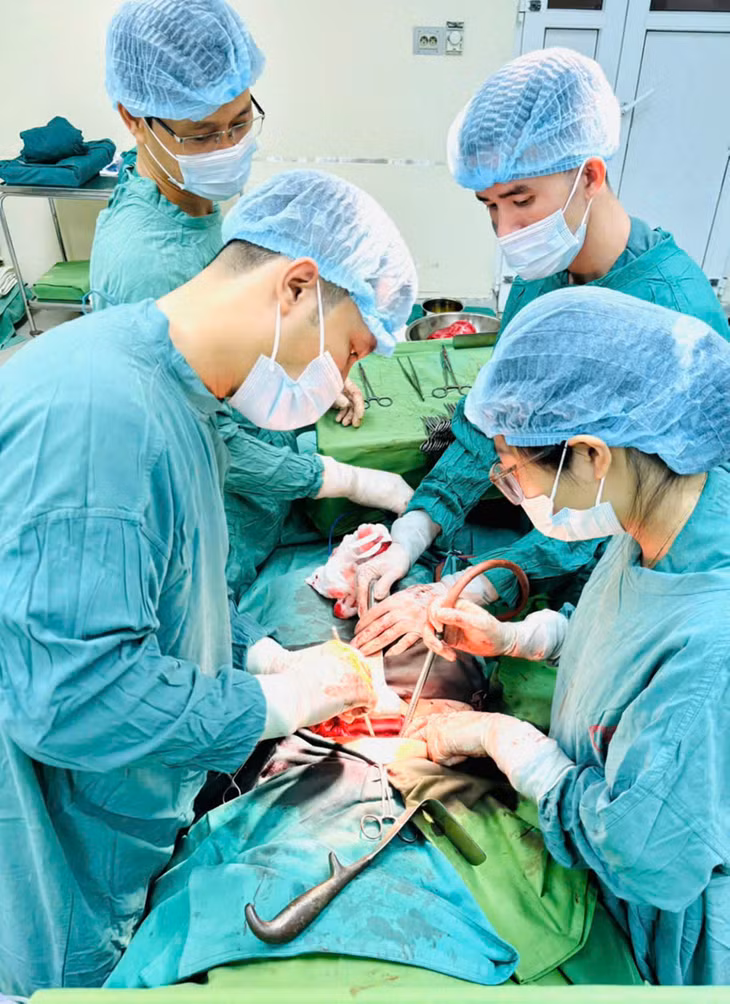 Các bác sĩ Bệnh viện Việt Nam - Thụy Điển Uông Bí phẫu thuật loại bỏ khối u xơ tử cung cho bệnh nhân. Ảnh do Bệnh viện cung cấp.