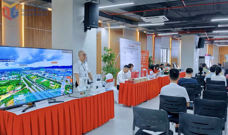 Các đơn vị ngân hàng, tổ chức tài chính, doanh nghiệp công nghệ, viễn thông tổ chức các gian trưng bày sản phẩm, giới thiệu công nghệ mới tại hội nghị.