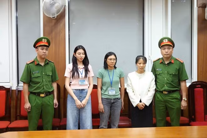 Hoa hậu Nguyễn Thúc Thùy Tiên (thứ hai từ trái qua) khi nghe đọc lệnh bắt tạm giam. Ảnh: Bộ Công an