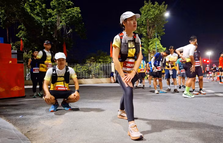 Trước đó, từ 3h30 sáng, các VĐV cự ly 50km đã có mặt khởi động ở đoạn đường xuất phát trước cổng UBND phường Yên Tử.