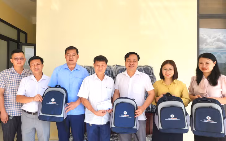 Đại diện Công ty trao tặng học bổng và ba lô đi học cho xã Thống Nhất để gửi đến các trường học trên địa bàn.
