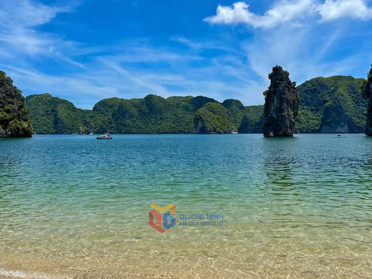 ... với hàng ngàn đảo đá muôn hình vạn trạng.