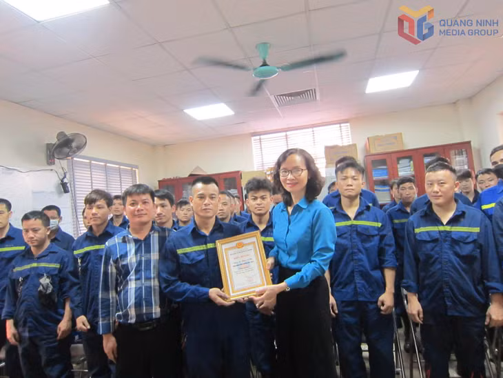 Đảng viên Phùn A Nhì được Đảng uỷ Công ty Than Núi Béo tôn vinh tấm gương Người thợ mỏ-Người chiến sĩ liên tục nhiều quý.