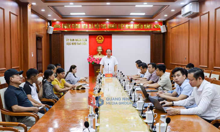 Đồng chí Vũ Đức Hưởng, Chủ tịch UBND đặc khu Vân Đồn, chủ trì họp giải quyết GPMB các dự án. 