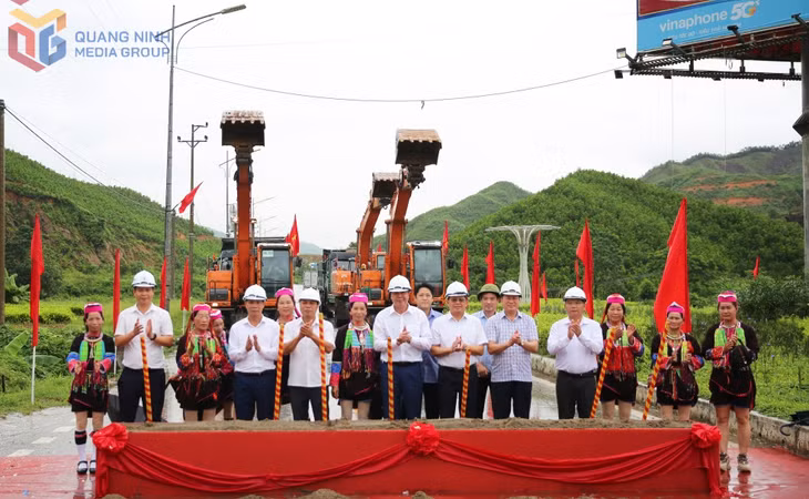 Đại biểu cùng nhân dân thực hiện nghi thức động thổ Dự án cải tạo, nâng cấp đường tỉnh 330 (ngày 19/8/2025). Ảnh: Minh Đức