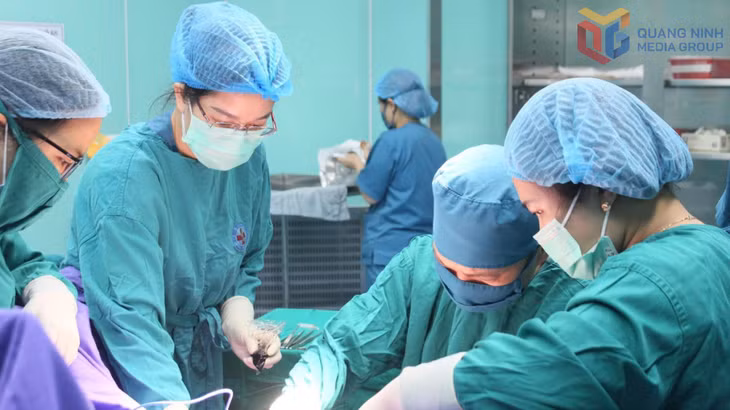 Ca phẫu thuật cấp cứu tại Trung tâm Y tế Tiên Yên cho bệnh nhân bị tai biến sau can thiệp vùng kín sai cách.