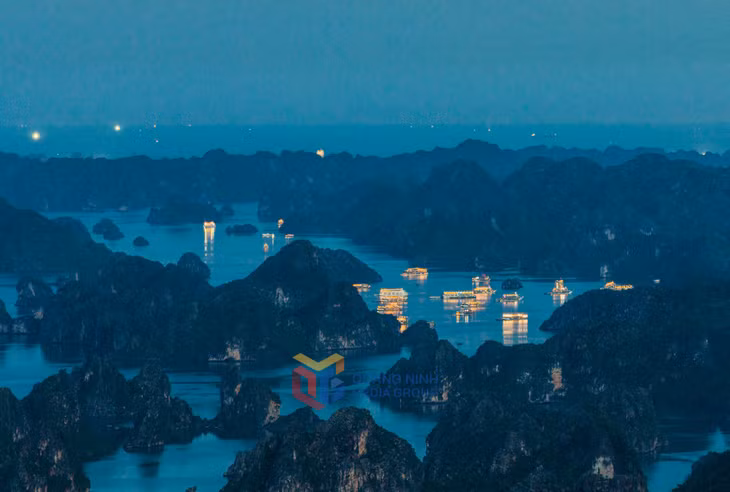 Khi đêm xuống, ánh đèn từ các tàu nghỉ đêm phản chiếu trên mặt nước, tạo nên khung cảnh như tranh thủy mặc đầy thi vị.