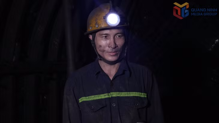 Đảng viên Đặng Nhật Lâm trong dưới đường lò.