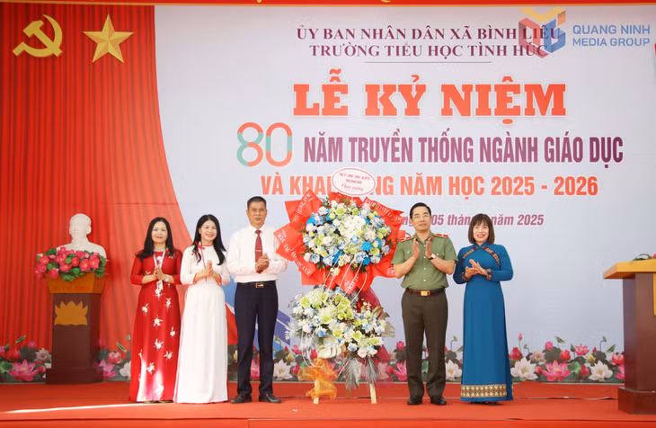 Thiếu tướng Trần Văn Phúc và đại diện các sở, ngành tặng hoa chúc mừng Nhà trường.