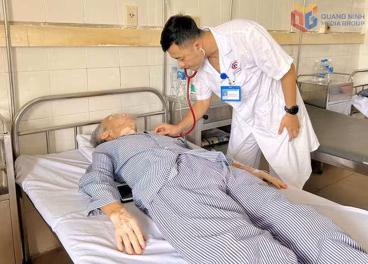 bác sĩ khám bệnh nhân khoa Hô hấp và Bệnh nghề nghiệp