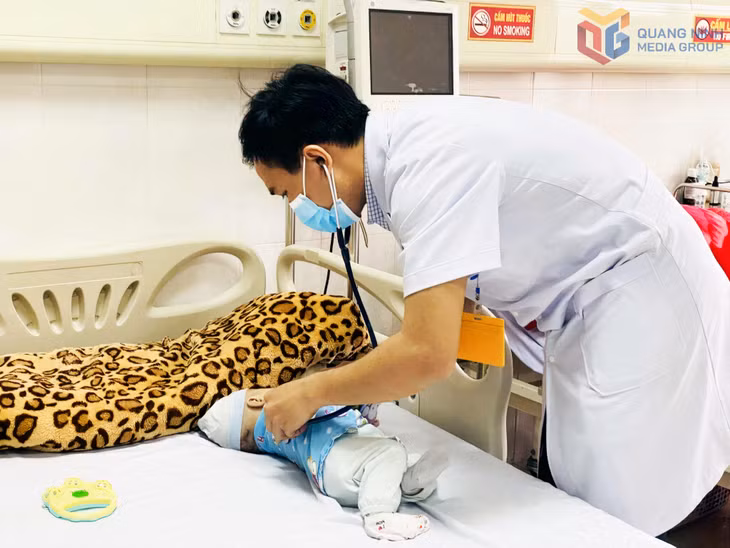 Khám bệnh cho bệnh nhi tại Bệnh viện Sản nhi Quảng Ninh.
