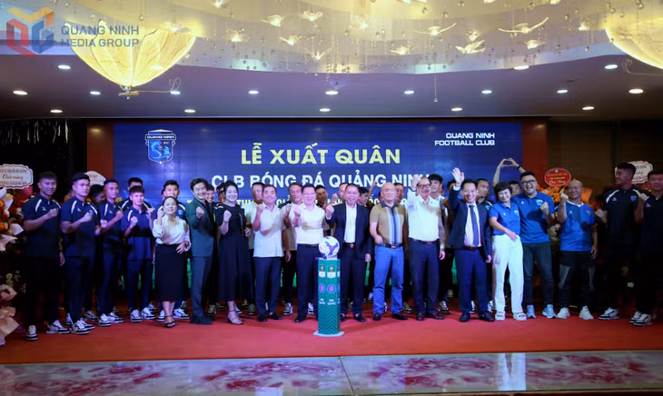 Các đại biểu chụp ảnh lưu niệm cùng tập thể huấn luyện viên, cầu thủ Câu lạc bộ Bóng đá Quảng Ninh.