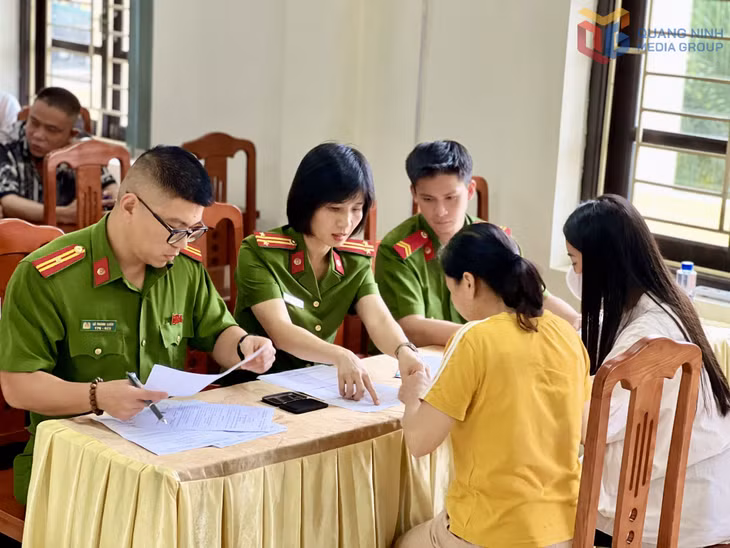 Các phạm nhân làm thủ tục ký nhận hỗ trợ.