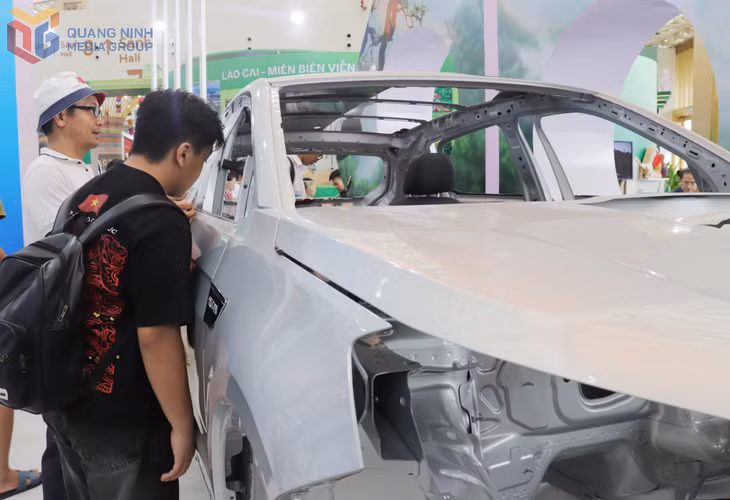 Nhiều sản phẩm của ngành công nghiệp chế biến, chế tạo được trưng bày trong không gian triển lãm.