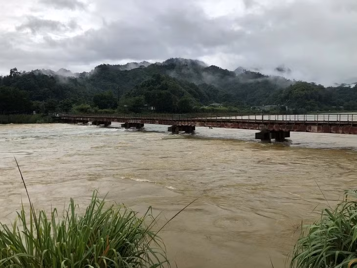 Nước sông Gâm tại xã Nà Hang (Tuyên Quang) đã vượt báo động 3 hơn 2m - Ảnh: QUANG CHÍ
