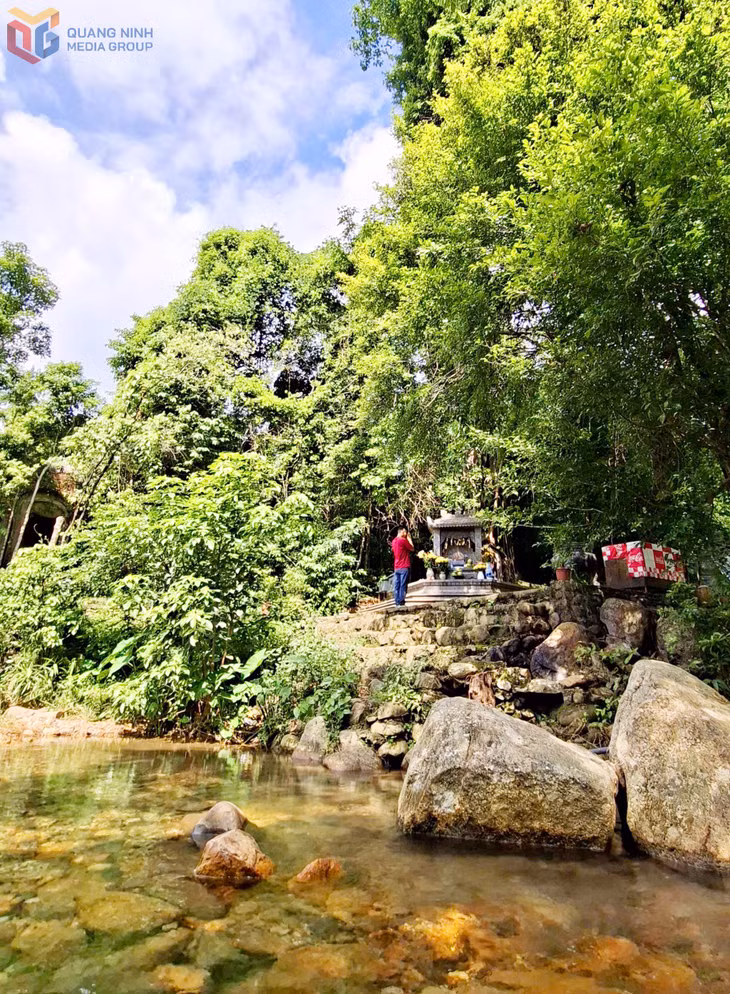 Cảnh quan tuyệt đẹp, không gian yên bình, tĩnh lặng là nơi du khách chiêm bái, trải nghiệm Yên Tử vào thu.